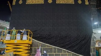 شؤون المسجد الحرام: 46 مختصا يسدلون ثوب الكعبة