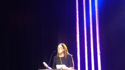 نائبة السفير الأمريكي بافتتاح المسرح التجريبي: نرفع القبعة لمن ساهم في التحضير لهذا المهرجان