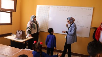 نائب محافظ الوادي الجديد تداعب طلاب رياض الأطفال في أول أيام العام الدراسي