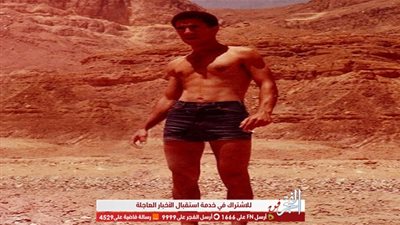 أشرف عبد الباقي يتحدى الكِبر عاري الصدر على جبل إيفرست 