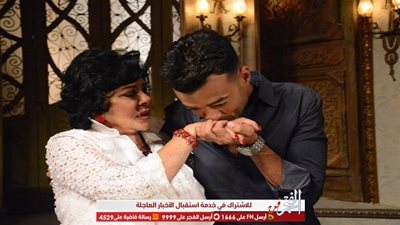 خاص| هيثم شاكر يقبل يد إسعاد يونس (صورة) 