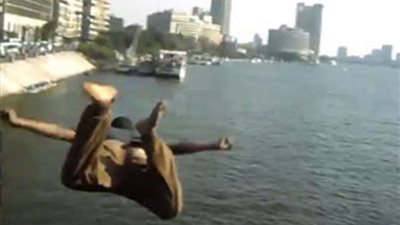 إنقاذ شاب حاول الانتحار من أعلى كوبري 15 مايو 