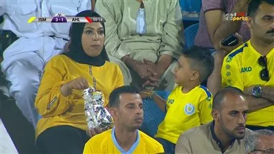 تعليق كوميدي من معلق مباراالإسماعيلي وأهلي بنغازي بسبب أم وأبنها في المدرجات (فيديو)