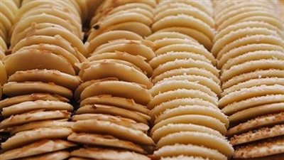 ضبط 16 طنًا من البسكويت الفاسد قبل بيعه بالأسواق في الإسكندرية 