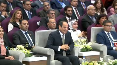 مؤتمر الشباب| السيسي يدخل في نوبة ضحك بسبب هاتف مهندس أمن: 