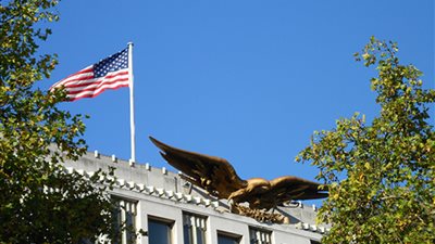 السفير الأمريكي بالرياض يستنكر الهجوم الإرهابي على معملين لأرامكو