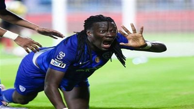 بعد لقطته المثيرة للجدل.. هداف الهلال السعودي يعتذر لمدربه والجماهير