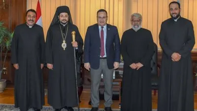 الأنبا باخوم يزور محافظ الإسكندرية (صور)