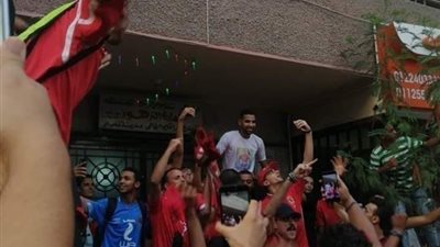 عاجل- جماهير الأهلي تضرب أروع الأمثلة في الوفاء وتؤازر مؤمن زكريا من أمام منزله