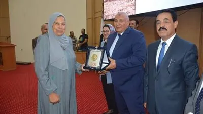 محافظ الوادي الجديد يكرم مسؤلين تنفيذين انهو خدمتهم بالمحافظة