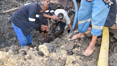 كسر مفاجئ بخط مياه الشرب بشارع النبوي المهندس والمحافظ  يشدد على سرعة الإصلاح (صور) 