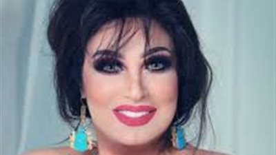 بفستان أسود مثير.. فيفي عبده تقدم وصلة رقص شرقي أمام منزلها (فيديو)