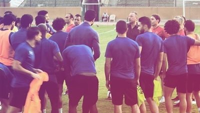 الخطيب يعقد جلسة مع لاعبي الأهلي ويطالبهم بالتتويج بكأس السوبر