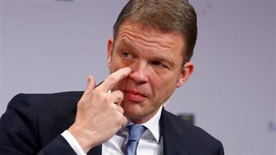 الدنيا دوارة.. رئيس أكبر بنك ألماني يقترض المال من سائقه