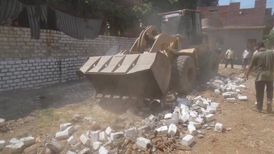 سوهاج تزيل 129 حالة تعدِ علي الأراضي الزراعية وأملاك الدولة (صور)