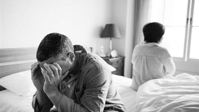 هل هجر الرجل لزوجته بسبب عجزه جنسيًا يعد طلاقا ؟.. 
