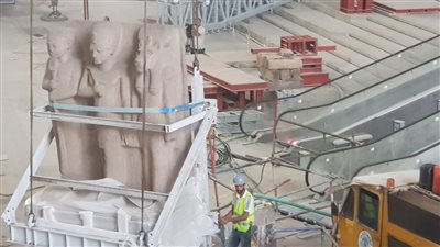 المتحف الكبير يستقبل قطع أثرية ضخمة لعرضها بالدرج العظيم