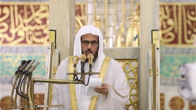 إمام المسجد النبوي يندد بحادث 