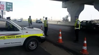 تزامنا مع مباراة السوبر.. انتشار رجال المرور بالطريق الصحراوي