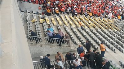 عاجل- مجلس الأهلي يعترض ويغادر مقصورة برج العرب وينضم للدرجة الأولى