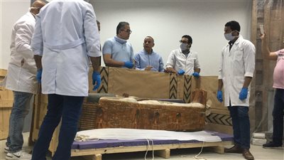 وزير الآثار يشهد فك تغليف تابوتين أثريين لرجل من كبار الدولة وزوجته