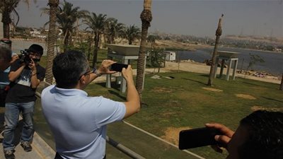 وزير الآثار يلتقط صورا لبحيرة عين الصيرة.. ويصرح: 