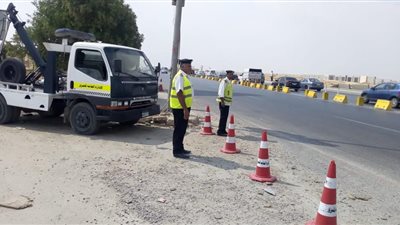بعد انقلاب مقطورة.. كثافات مرورية في الطريق الصحراوي