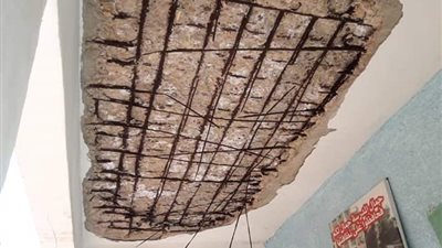 رئيس مدينة قويسنا يوجه بإخلاء مبنى مدرسة بعد انهيار سقفها (صور)