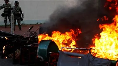 شرطة هونج كونج تقتحم مركزا تجاريا تحولت فيه الاحتجاجات إلى عنف