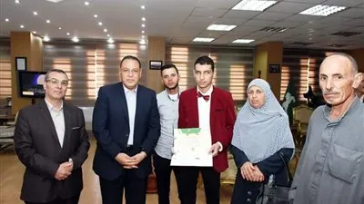 محافظ الشرقية يكرم الأول على الثانوية العامة بمدرسة النور للمكفوفين (صور)