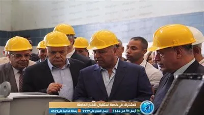 وزير النقل يتفقد إنتاج وتصنيع عربات القطارات بمصنع سيماف (فيديو)