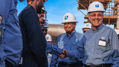 رئيس أرامكو ينقل للعمال شكر القيادة في زيارة ميدانية