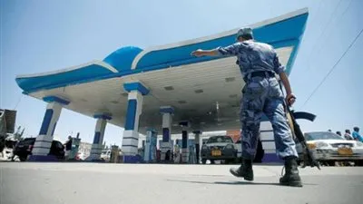 الحكومة الشرعية في اليمن تتهم الحوثيين بالتسبب في أزمة الوقود