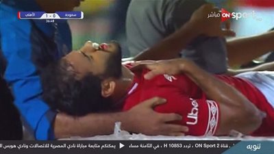 شاهد.. مروان محسن يتعرض لإصابة قوية ويغادر مباراة الأهلي وسموحة (فيديو)