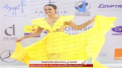 إطلالة مثيرة بالأصفر لـ هند عبد الحليم في عرض 