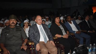 وزيرة الثقافة ومحافظ الفيوم يشهدان العرض المسرحي 