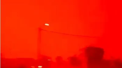 سماء إندونيسيا تتحول إلى لون دماء (فيديو)