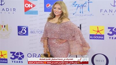 ليلى علوي تخطف الأنظار بإطلالة رقيقة في مهرجان الجونة (صور)