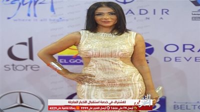 منى زكي تتالق بالأبيض في عرض 