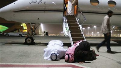 المواطن السعودي المحرر من سجون الحوثي يسجد لله شاكرا (صور)