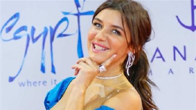 غادة عادل تواجه عاصفة من الجدل بسبب فستانها المثير بمهرجان الجونة (صور)