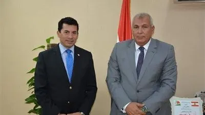 وزير الشباب والرياضة ومحافظة الوادي الجديد يبحثان دعم مراكز الشباب وانشاء مدينة شبابية بالداخلة