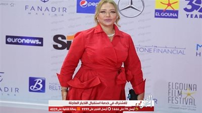 ليلى علوي بفستان أحمر قبل انطلاق الحفل الموسيقي بمهرجان الجونة