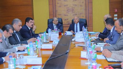 وزيرا النقل والتنمية المحلية و3 محافظين يناقشون تطوير 