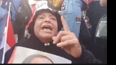 رسالة من أم مصرية للسيسي: أوعى تقلق طول ما الشعب معاك (فيديو) 