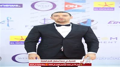 معز مسعود وحيدا على السجادة الحمراء في ختام مهرجان الجونة