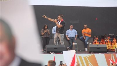 محمد نور يرفع حماس المشاركين في احتفالات دعم مصر على أغنية 