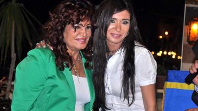 بسبب تصريحات صحفية.. ننشر تفاصيل الخلاف بين نجوى فؤاد ودينا