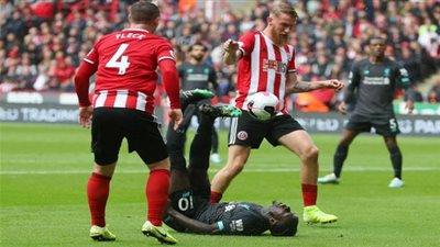 لقطة تاريخية.. مدافع شيفيلد يأكل أرض الملعب لمنع ليفربول (فيديو)