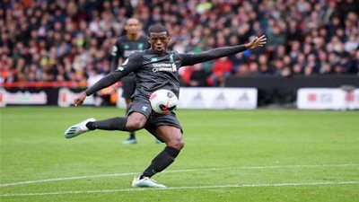 هدف ليفربول من خطأ فادح لحارس شيفيلد (فيديو)